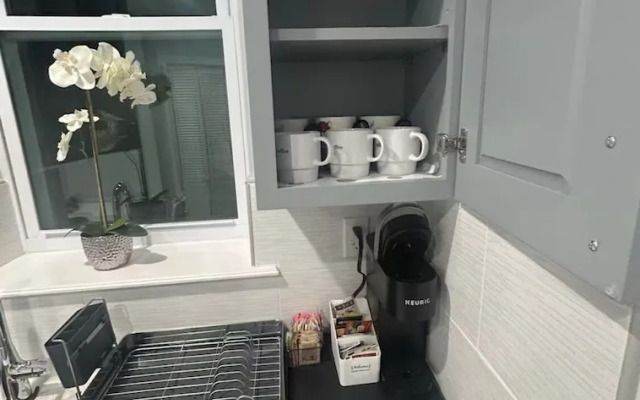 Cozy 2-3 Bedroom Apt in Center City