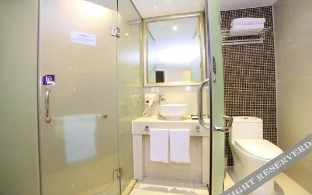 Ease Hotel (Yichang China Three Gorges University)