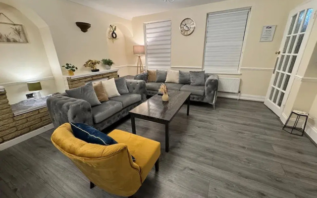 3BR House with Free WiFi All Over UK