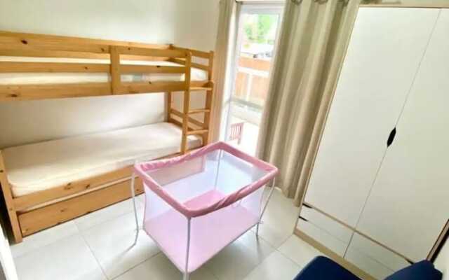 Apto novo e arejado com uma ampla sacada