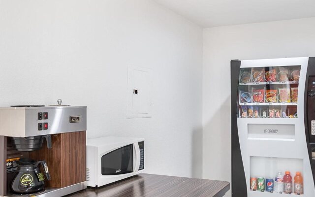 Motel 6 Grand Prairie, TX - Near Six Flags Drive