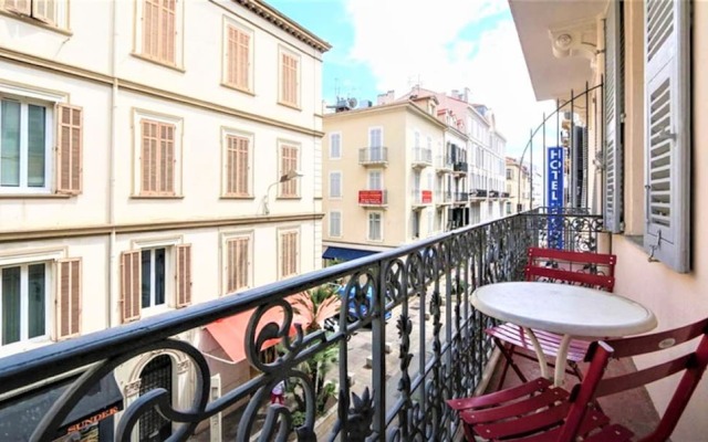 Central 1 Bedroom with Balcony