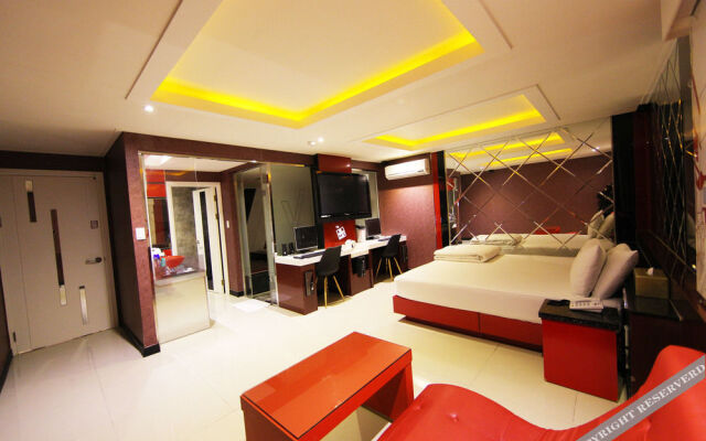 V Hotel