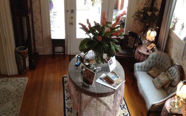 2439 Fairfield "A Bed and Breakfast"