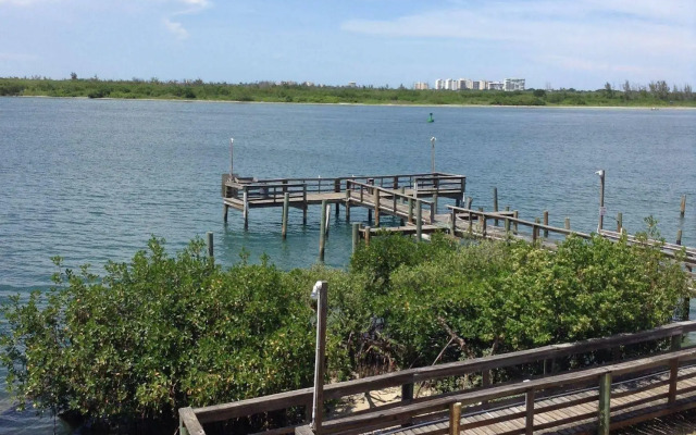 Dockside Inn & Resort
