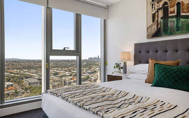 High-rise Balcony Unit With City Views, Gym, Pool – Guest Rooms – Melbourne