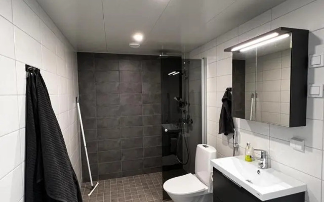 Uusi upea asunto järvinäköalalla ja autohallilla