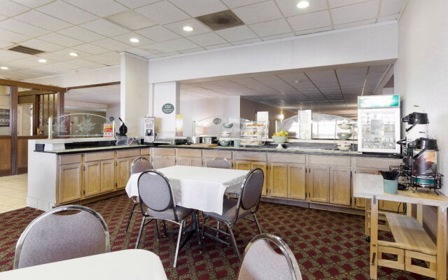 Econo Lodge Inn & Suites