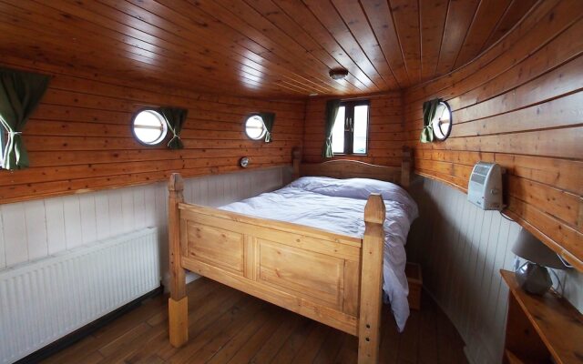 Roisin Dubh Houseboat