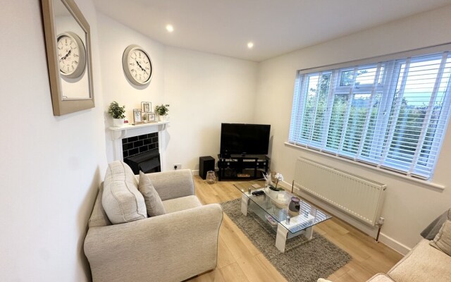 Charming 3-bed Home Minutes From City Centre