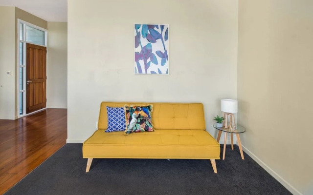 Pristine 2-bed waterfront, Karaka Bays