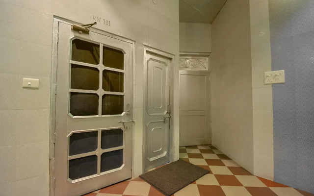 Kapoor Guest House by OYO Rooms