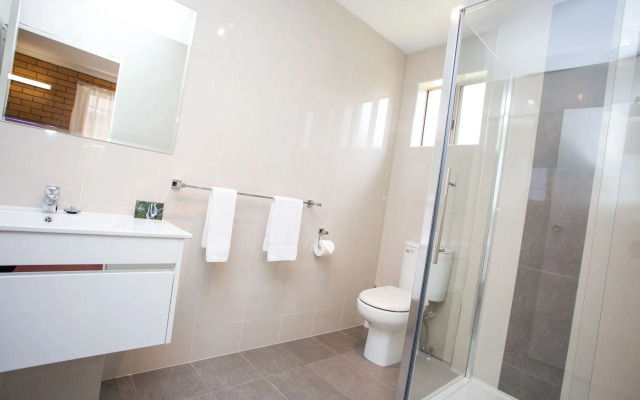 Blue Whale Motor Inn & Apartments