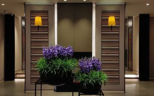 Homeinn Plus Hotel (Zhengzhou Erqi Wanda Plaza Second People's Hospital Subway Station)