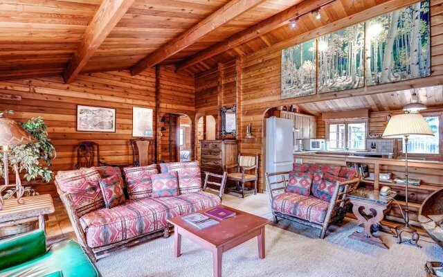 Alm Haus Standard Downtown Private Home by McCartney