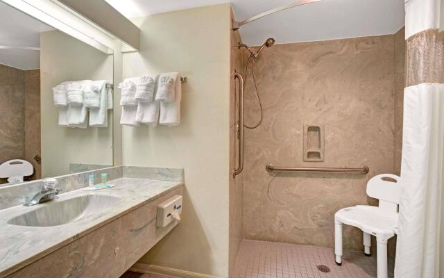 Howard Johnson Express Inn And Suites Lakes Front