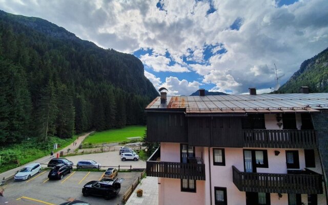 Comfortable Apartment In Canazei Overlooking The Dolomites