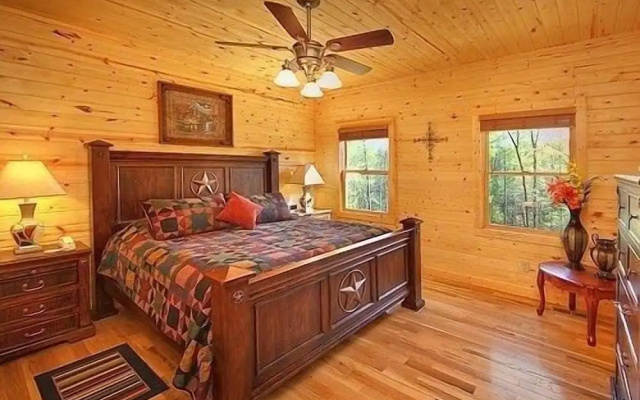 Majestic Springs Lodge 3 Bedroom Cabin by RedAwning