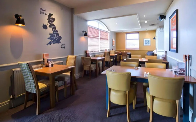 Premier Inn Livingston (M8/J3)