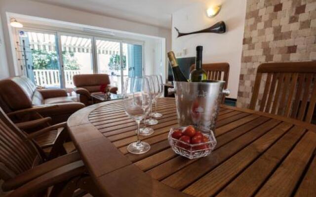 Holiday House Popic