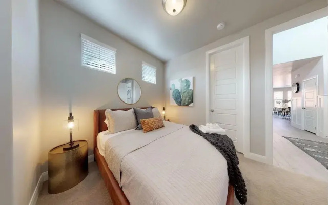 Desert Serenity 4 Bedroom Apts by RedAwning