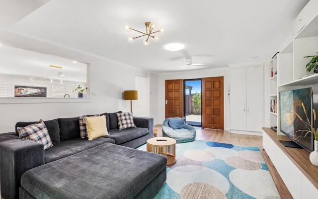Family Home Near Cafes and Surf Beaches – Guest Rooms – Buddina