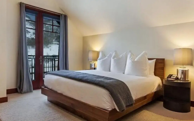 Platinum Vail Solaris 4 Bedroom Vacation Rental Set at the Base of the Mountain Just Steps From the Gondola