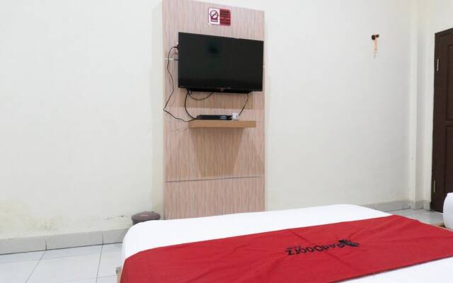 RedDoorz Syariah near Sultan Muhammad Kaharuddin Airport