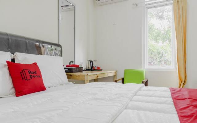 RedDoorz Plus near UPN Veteran Jakarta