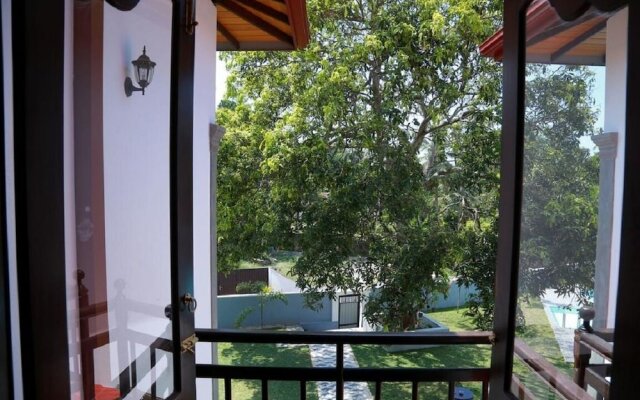 The villa has 6 bedrooms, 1 bathroom, a flat-screen Tv with satellite channels,