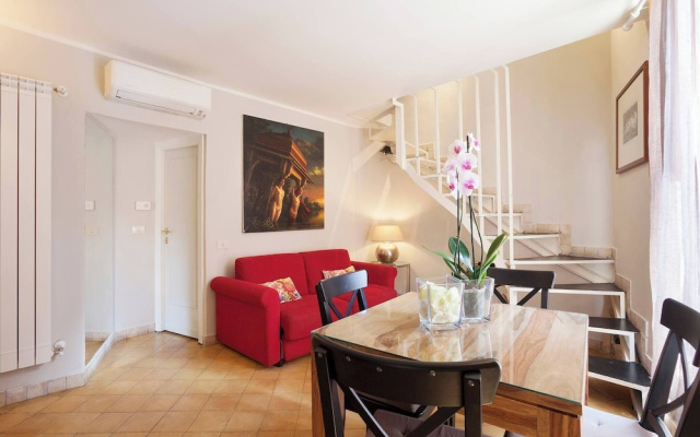 Renoir Small Loft on Giulia Street