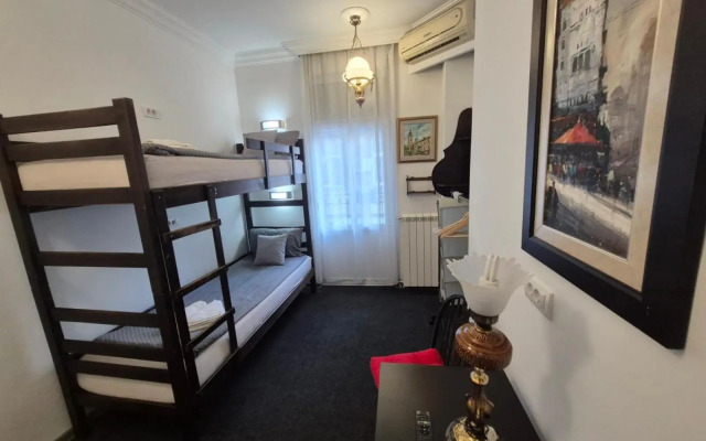 Authentic Belgrade Centre Hostel - Renovated Dec 2022