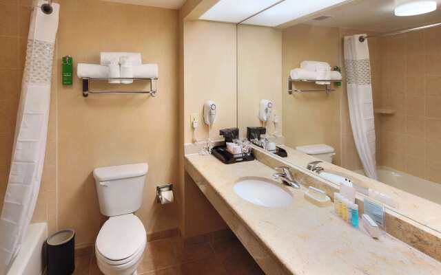 Hampton Inn & Suites Arlington Crystal City DCA