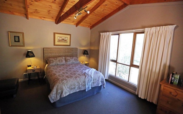 Mirkwood Forest Self-contained Spa Cottages – Guest Rooms – Woodend