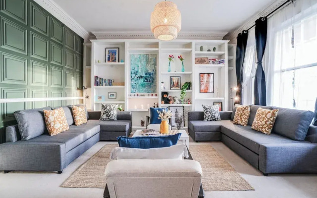 Buckingham Palace 4BR Family Stay Cathedral View