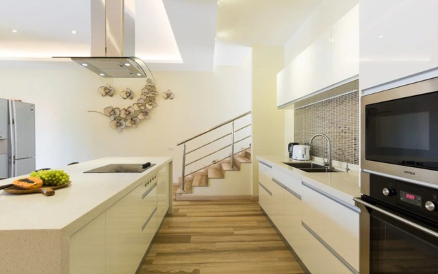 5 Bedrooms Villa Bacardi