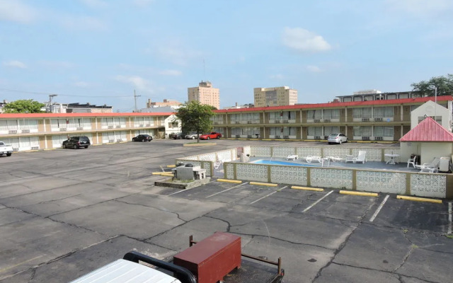 Budget Host Hutchinson