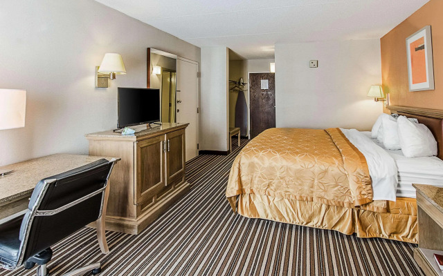 Econo Lodge Inn & Suites