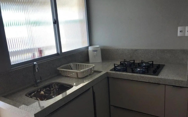 Kit-net à 250 metros da Praia de Mariscal