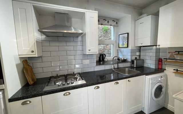 Restful Victorian Apartment With Garden and Deck