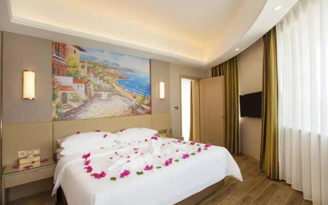 Vienna International Hotel (Sanya High-speed Railway Station)