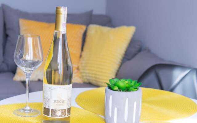 Yellow Apartment Old Town Air Condition