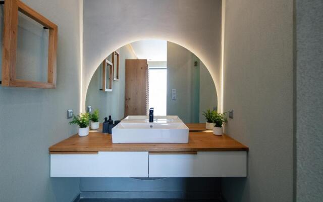 Seafront elegant villa, with infinity pool & devine views!