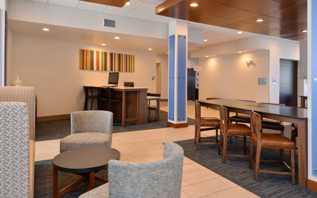 Holiday Inn Express & Suites Farmington Hills - Detroit by IHG