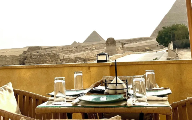 The Gate Hotel Front Pyramids & Sphinx View