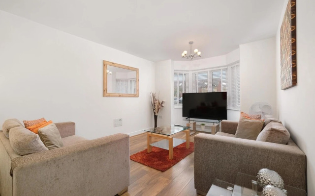 Oxlade Serviced Hse 3 Bedrms  6 singles