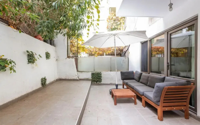 Sleek and Central Flat With Backyard in Besiktas