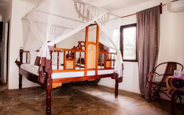 Moonshine Uroa Boutique Hotel