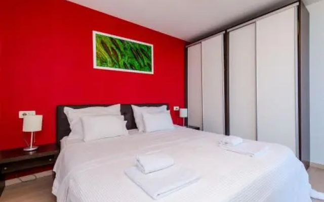 Villa Art Gallery - Six Bedroom Villa with Terrace and Swimming Pool