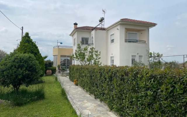 Seaside apartment with private garden